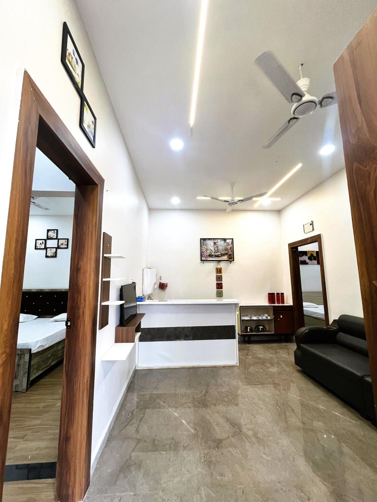 Shree Stay Inn Luxe' Holiday Home ウッジャイン エクステリア 写真